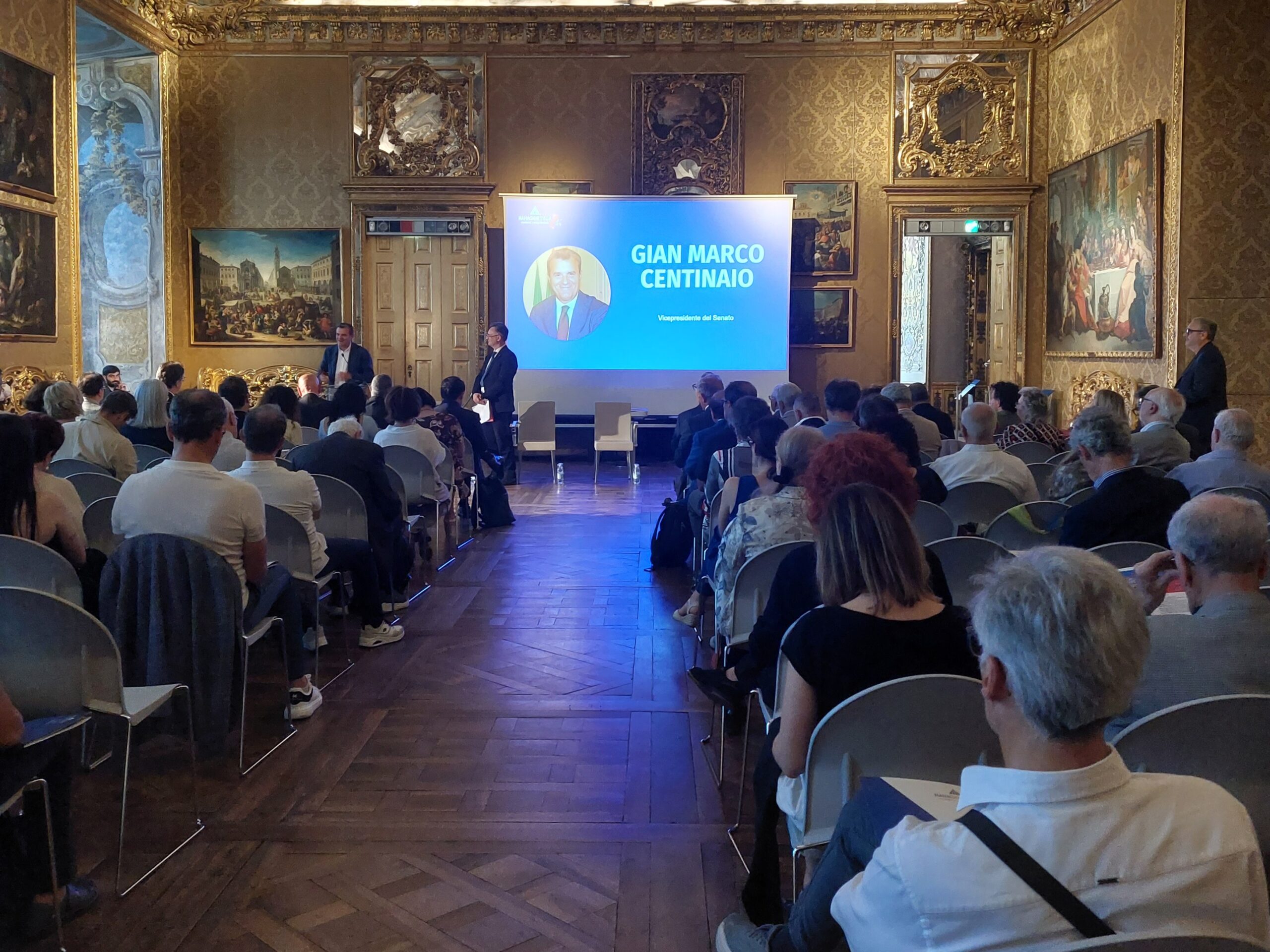 platea di spalle all'evento turismo del gusto